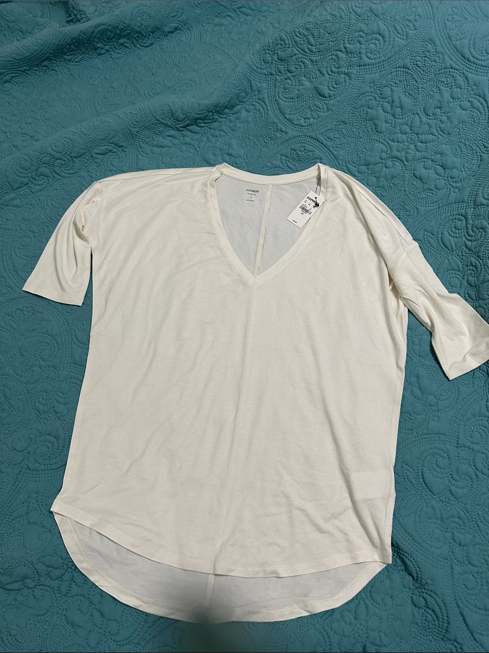 Express Women's V-Neck Short Sleeve Tee in Off-White/Cream